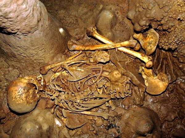 Tam tarih bilinmiyor. Fakat 2014’te İspanya’da bulunan 7000 yaşındaki bir iskeletin DNA’sı incelenmiş, çıkan bulgular ona dünyada bilinen ilk mavi gözlü insanı ünvanı kazandırmıştı.