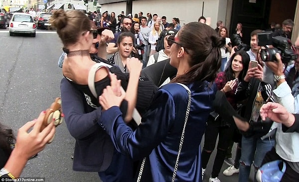 Мужчина попытался поднять девушку, схватив ее за талию.