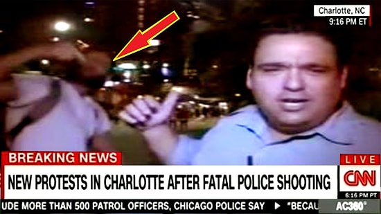 Canlı Yayında Omuzla Yere Serilen CNN Muhabiri