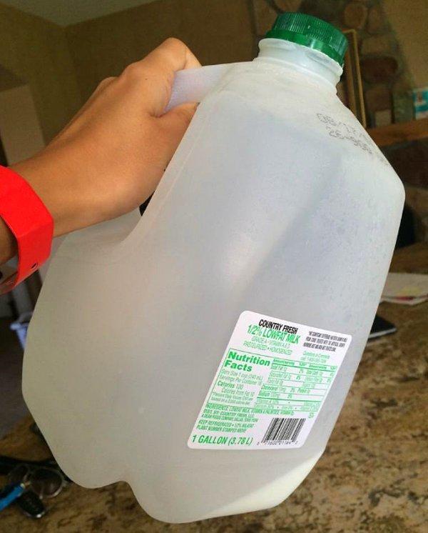 5. Buzdolabını açarsınız kalan süt miktarını görmek üzücüdür.