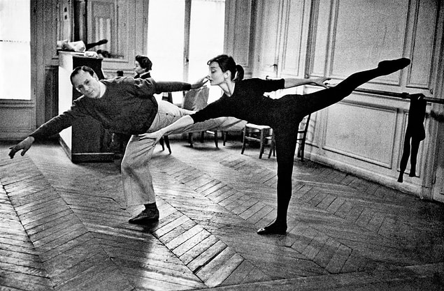 13. 1940’da Audrey Hepburn Hollanda’ya yaşıyor ve bale eğitimi alıyormuş. Nazi’lerin dikkatini çekmemek için çalışmalar gizli ve sessiz gerçekleştiriliyormuş. Sonradan “Bugüne kadarki en iyi izleyicilerim, performansım bittiğinde bir çıt bile çıkarmamıştı.” sözlerini kullanmış.