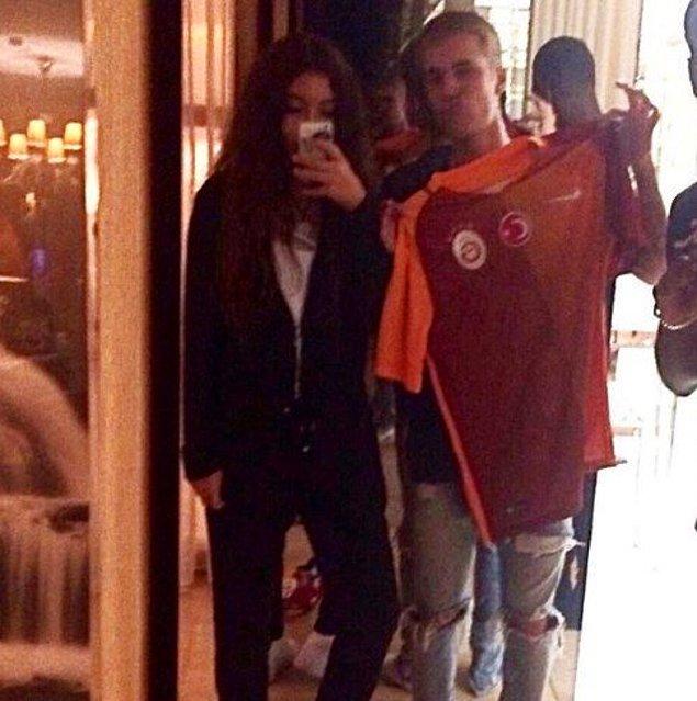 4. Türk hayranıyla buluşan Justin Bieber, Galatasaray forması ile poz verdi.