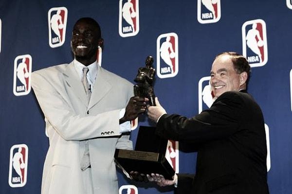 2004 - 24.2 sayı, 13.9 ribaunt ortalamalarıyla MVP seçildi.