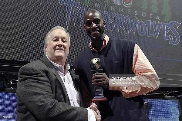 2006 - NBA'in halka karşı en yardımsever oyuncuya verdiği J. Walter Kennedy Vatandaşlık Ödülü'nün sahibi oldu.