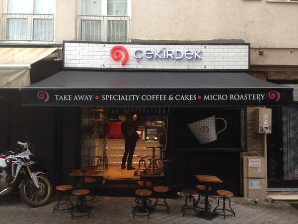 Kadıköy Moda'da minik bir kahve dükkanı...