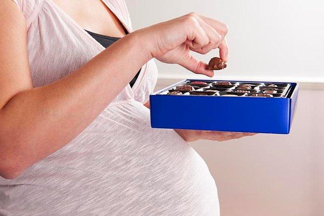 15. Hamileler için yapılan bilimsel araştırmalar, çikolatanın içinde bulunan 'theobromine' adlı bir bileşenin; hamile kadınların 'preeklampsi' rahatsızlığına yakalanma şansını düşürdüğünü ortaya koyuyor.