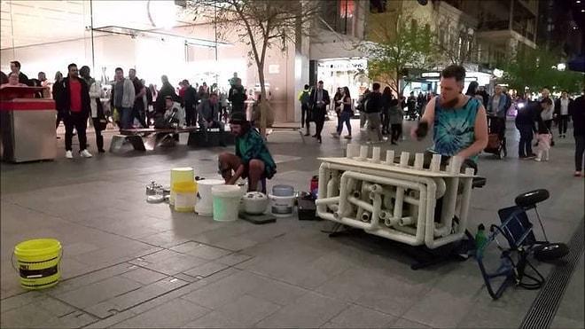 Nalburiye Malzemeleriyle Sokakta Tekno Müzik Gösterisi Yapan Adamlar
