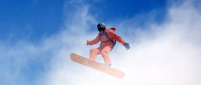 Snowboard Deneyimini Bulutların Üstüne Çıkaran Maceraperest Adam