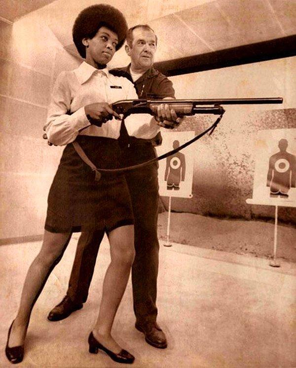 1. Oakland polis gücündeki ilk siyahi kadın olan Saundra Brown, bir pompalı tüfekle nasıl ateş edildiğine dair eğitilirken, 1970.