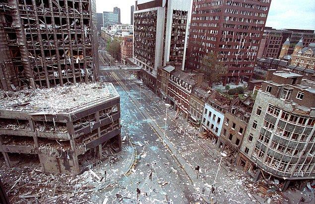 3. IRA terör örgütünün patlattığı kamyon sonrası Wormwood caddesi, Londra, 24 Nisan 1993.