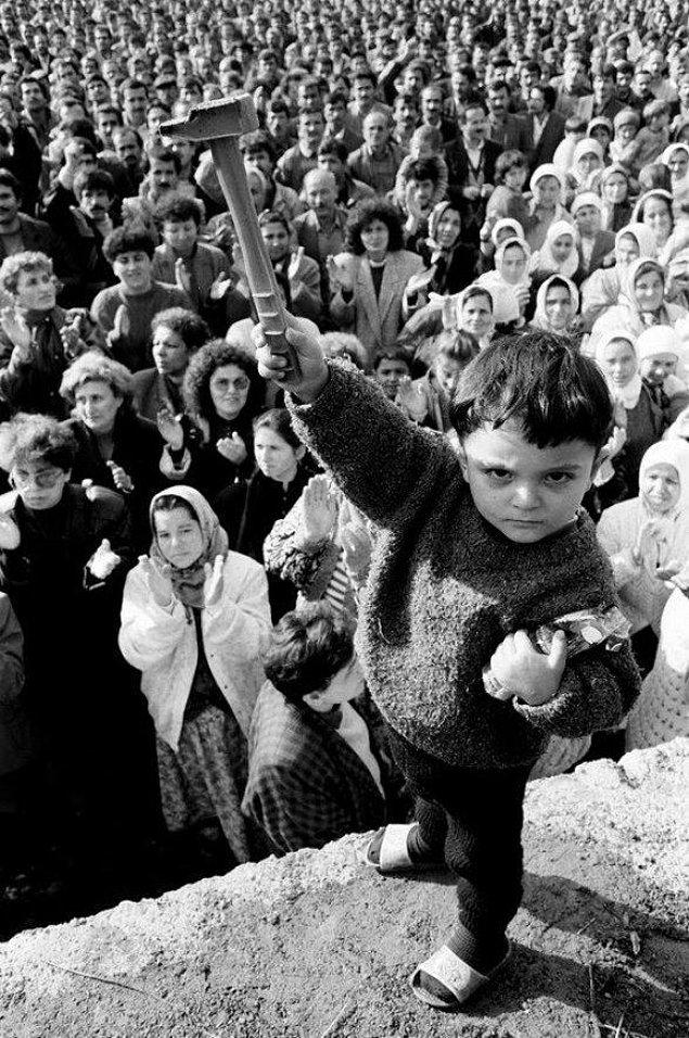 8. Zonguldak'taki Büyük Madenci Yürüyüşü sırasında elindeki çekici kaldırarak poz vermiş bir çocuk, Kasım 1990.