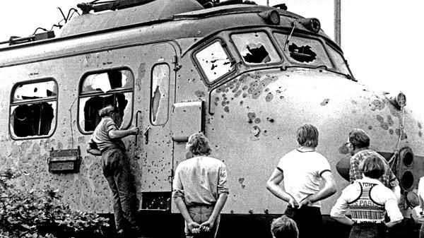 9. 20 gün süren yaklaşık olarak 15 bin merminin ateşlendiği Hollanda treni rehine krizi sonucu trenin hali, 1977.