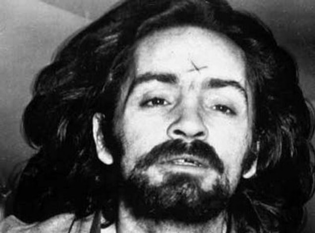 Charles Manson, pek çok seri katil gibi zor bir çocukluk geçirmiş, ailesi hapishaneye düştükten sonra ‘doğru yolu’ kaybetmiş.