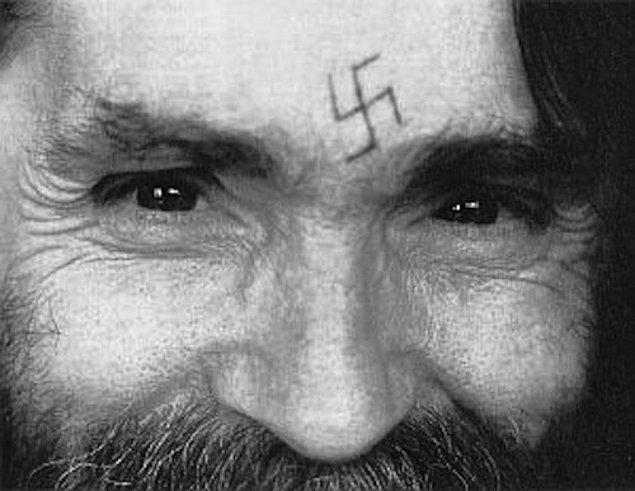 Zaman geçtikçe bu beklenti yerini bulamayınca, Manson bu savaşın başlaması ve teorinin doğruluğunu kanıtlamak için adımlar atıyor.