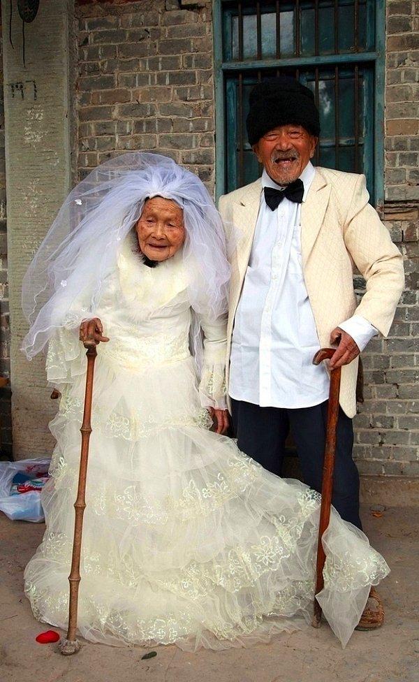 22. Evlenirken ne bu kıyafetleri giyebilmiş ne de fotoğraf çektirebilmiş çiftin bir hayali 88 yıl sonra gerçekleştirmesi.