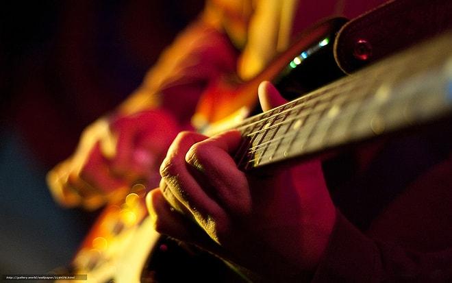 Gitar Sesini Biraz Daha Fazla Duyacağınız Ama Başınızı Çok da Ağrıtmayacak 19 Şarkı