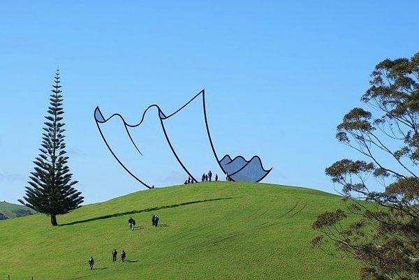 12. Çizim gibi görünse de, o Yeni Zelanda'da bir heykel.