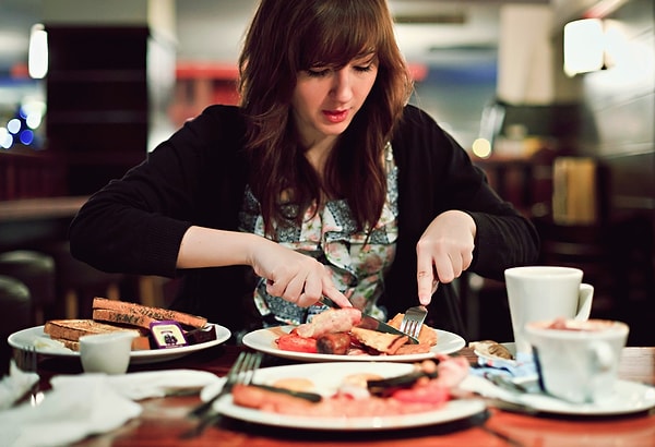 8. Зрелая женщина ест то, что ей нравится, а молоденькая девочка - то, что модно.