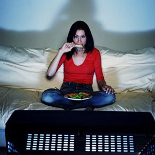 6. Зрелая женщина любит читать книги, а молоденькая неопытная девочка предпочтет им реалити-шоу по ТВ.