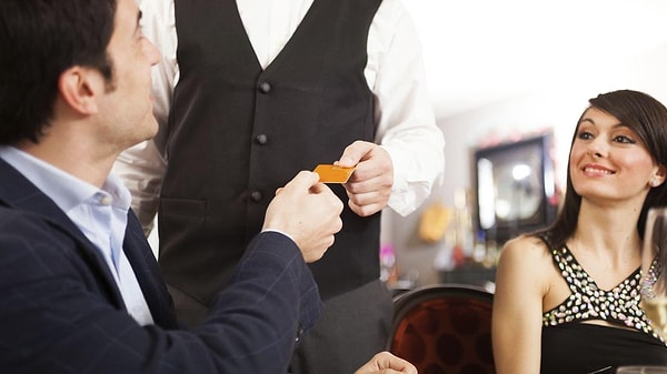 3. Зрелая женщина в состоянии заплатить за себя сама, а неопытная девочка считает, что за нее просто обязан платить мужчина.