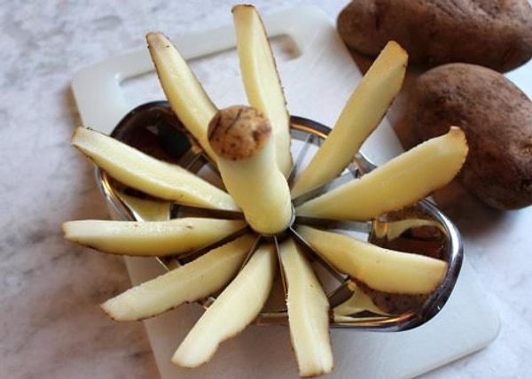 6. Elma dilimleyici patates dilimlerken hayat daha kolay olabilir!