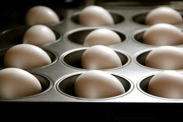 11. Yumurtaları haşlamadan da haşlanmış hale getirebiliriz!