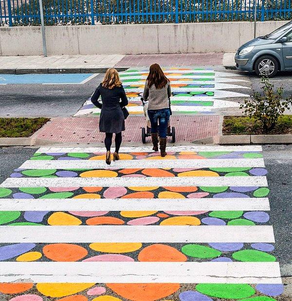"Funnycross" adlı projesi ile, Madrid'in sıkıcı yaya geçitlerini rengarenk sanat eserlerine dönüştürdü.