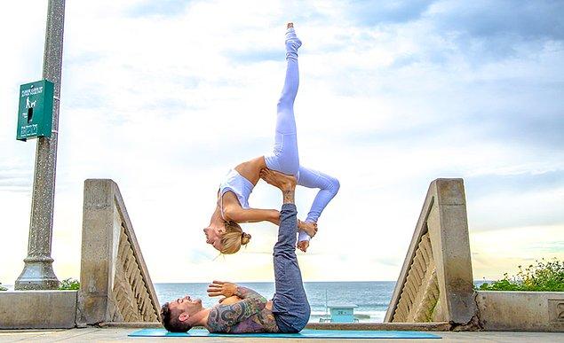 8. Eş yogası yapmak, partnerinizle yakınlaşmak için en iyi fırsatlardan biridir.