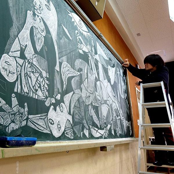 Dünyaca ünlü ressamların sanat eserlerini, kara tahtalar üzerine çiziyor.