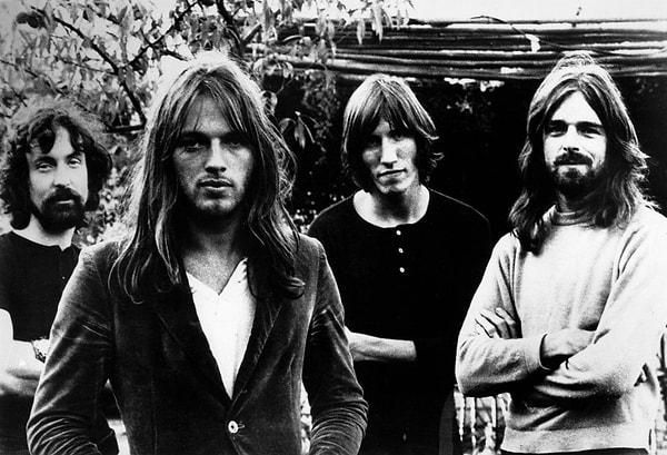 Bu noktadan sonra, David Gilmour gruba eşlik etmesi için çağrılır ve en sonunda, Syd'in yerini alır.