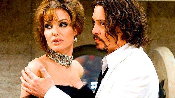 11. Brad Pitt‘le boşanma sürecinde olan Angelina Jolie'ye bir destek de Turist filminde birlikte rol aldığı arkadaşı Johnny Depp'ten geldi!