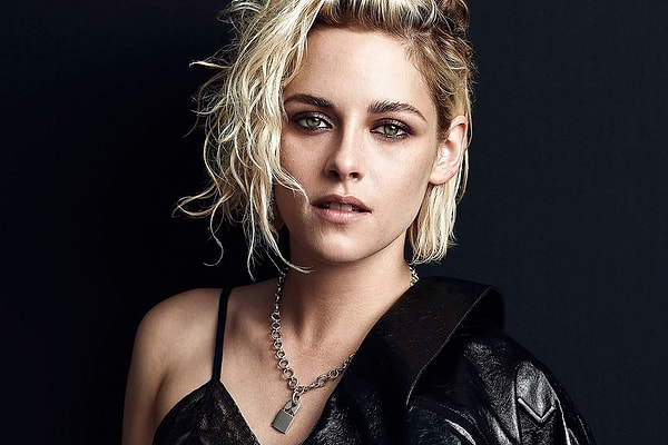 10. А вот и ее фото в мае 2016 до уже известного нам преображения. Здесь она платиновая блондинка с черными корнями.