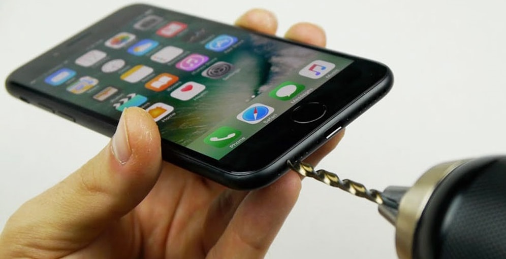 Как сделать разъем для наушников в iPhone 7? Просто просверлите его