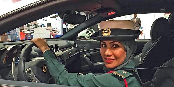 21. Dubaili kadınlar sosyal hayatın her alanına dahil! Kadın polis, kadın memur, kadın şoför sıkça göreceksiniz.