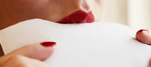 18. Прикусывание салфетки, чтобы убрать излишки помады
