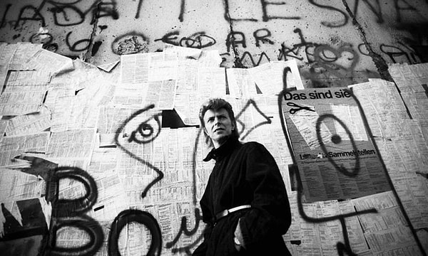 6. В 1987 году прямо у Берлинской стены состоялся концерт Дэвида Боуи. По ту её сторону, в Восточном Берлине, стояли те, кто не имел возможности видеть Боуи, но мог слышать.