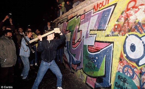 11. На самом деле, саму стену разрушили не в 1989, а в период между 1990 и 1992 годами.