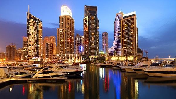 29. Dubai Marina'da kısa bir gezintiyle zenginlik havasını soluyabilir...