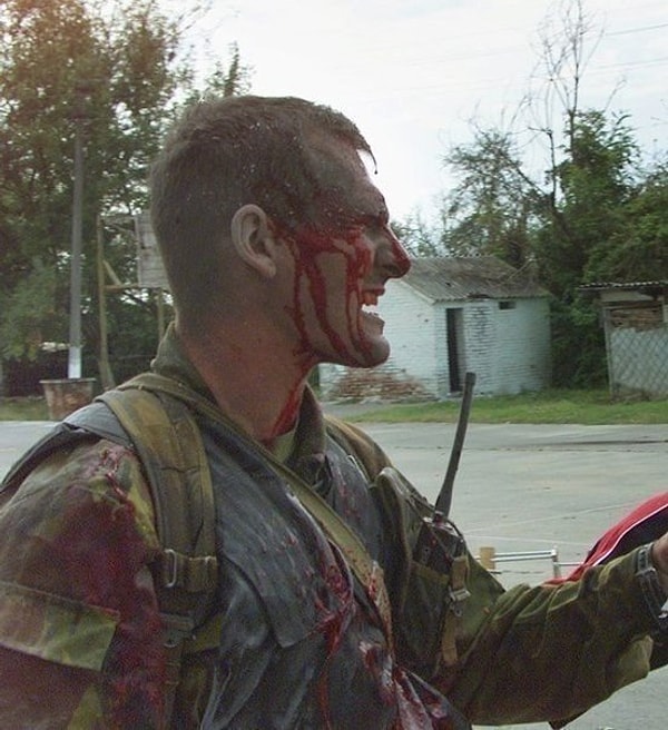 15. Этого раненого офицера западные журналисты позже прозовут Русский танк, он несколько раз с ранениями вернётся за детьми в школу. Беслан, 2004