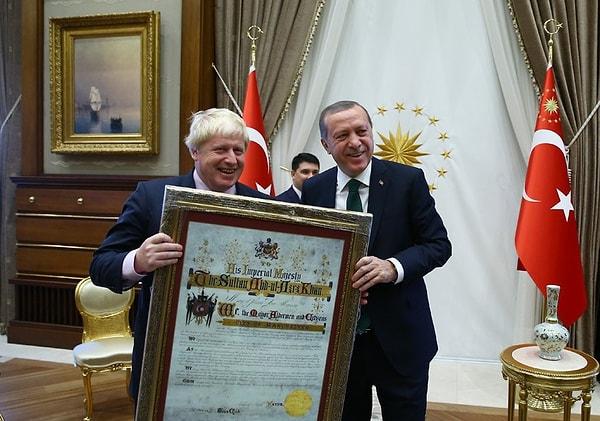 Erdoğan, görüşmede Manchester Belediye Başkanı Robert Neil'in Sultan Abdülaziz mektubunun replikasını hediye etti