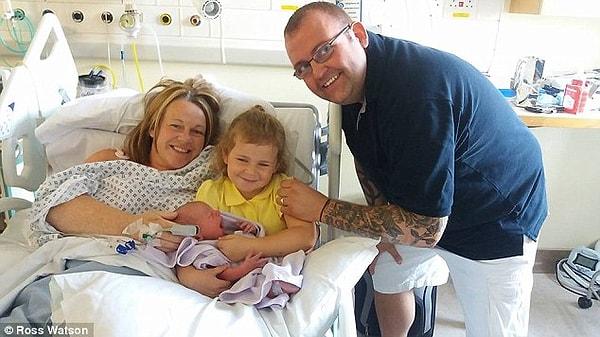 İngiltere'nin Durham kentinde yaşayan Heather ve Ross Watson'un ikinci bebekleri dünyaya geldi. 4 yaşındaki kızları Georgie'nin Lachlan adında bir erkek kardeşi doğdu.