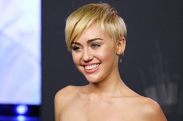 10. Miley Cyrus evcil hayvan beslemeye başladıktan sonra vegan olma kararı aldı.