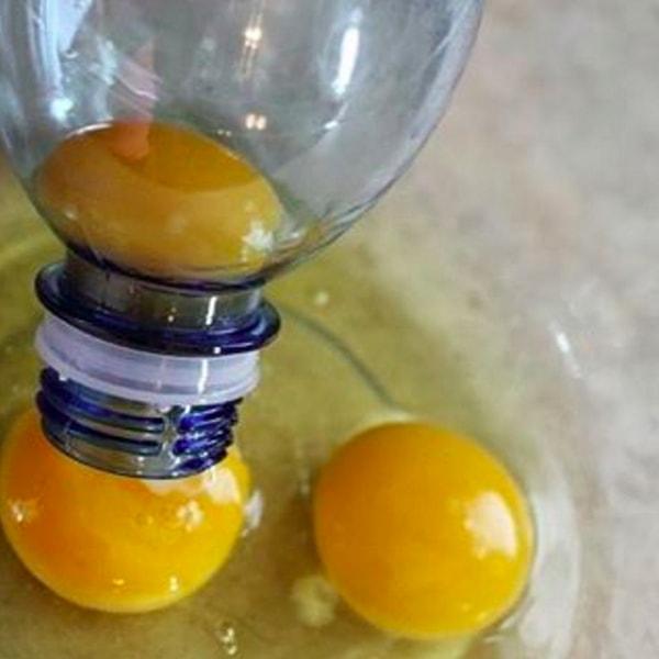 10. Yumurtanın sarısıyla beyazını ayırmak için su şişesi kullanmayı deneyin.