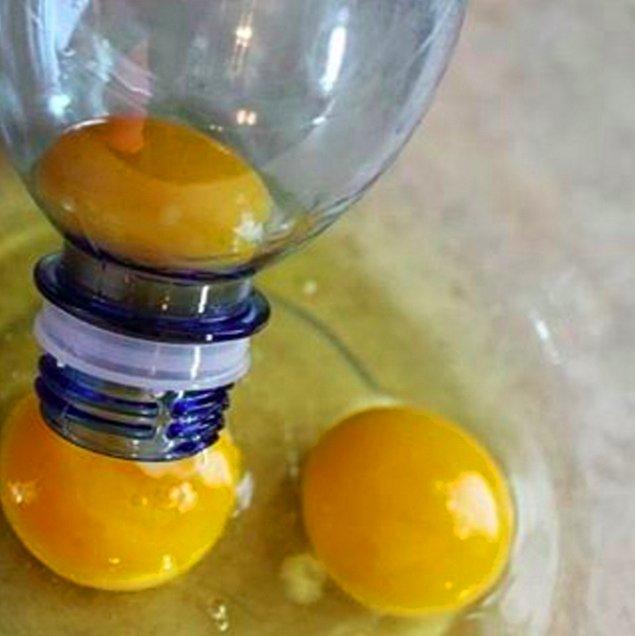 10. Yumurtanın sarısıyla beyazını ayırmak için su şişesi kullanmayı deneyin.