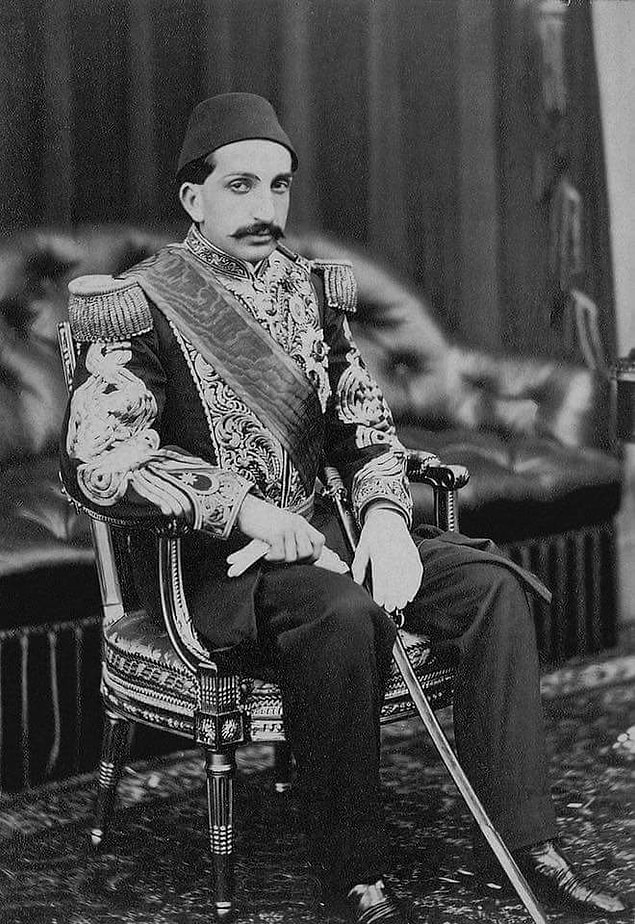 5. Gözlem yeteneği kuvvetliydi. Para piyasalarını ve diplomasiyi iyi biliyordu.
