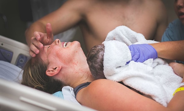 20. Перестаньте беспокоиться. Вы не Чудо-женщина. Нет такого понятия, как нормально, и нет такого понятия, как идеально. Вас достаточно для вашего ребенка. И вы идеальны для него. Он не будет вас судить. Он полностью зависит от вас, а брать ответственность за другое человеческое существо – это не апельсин почистить. Вы часто будете говорить «О боже, я больше не могу». Вы можете. И с каждым днем будет становиться все легче и легче. Дышите, мамочка. Вы стали большой девочкой и дали жизнь своей маленькой копии. Разве для вас есть что-то невозможное? Ну, кроме сна, конечно :)