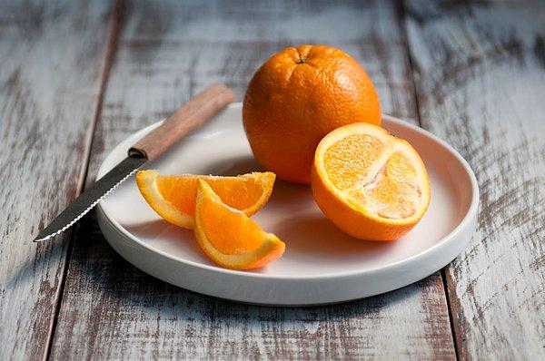 10. Portakal başta olmak üzere, C vitamini içeren meyvelerle saçlarınızın daha sağlıklı olmasını sağlayabilirsiniz.