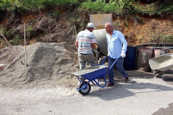 Zonguldak'ta Belediye Başkanı, Yol Yapımında İşçilerle Beraber Çalışıyor