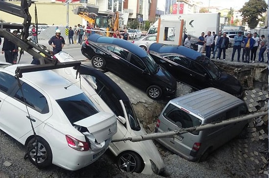 İstanbul Merter'de Kaldırım Çöktü, Araçlar Çukura Düştü!