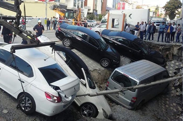İstanbul Merter'de Kaldırım Çöktü, Araçlar Çukura Düştü!